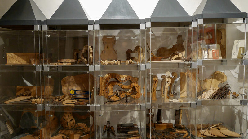 Museo della Musica : Components and tools used in the violin crafting process
