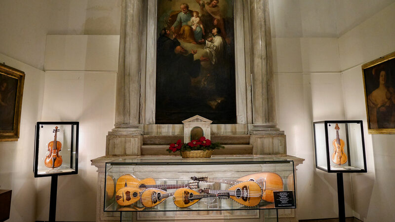 Museo della Musica : The violins on display are flanking a depiction of San Maurizio