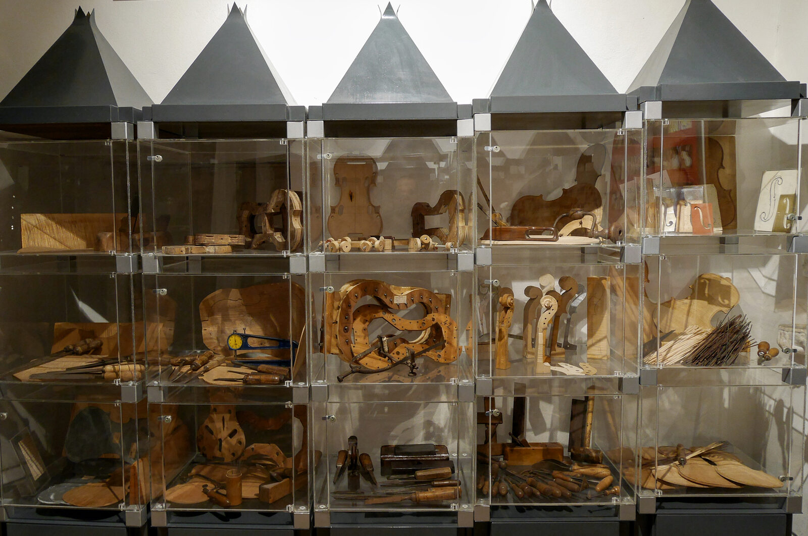 Music Museum : Components and tools used in the violin crafting process