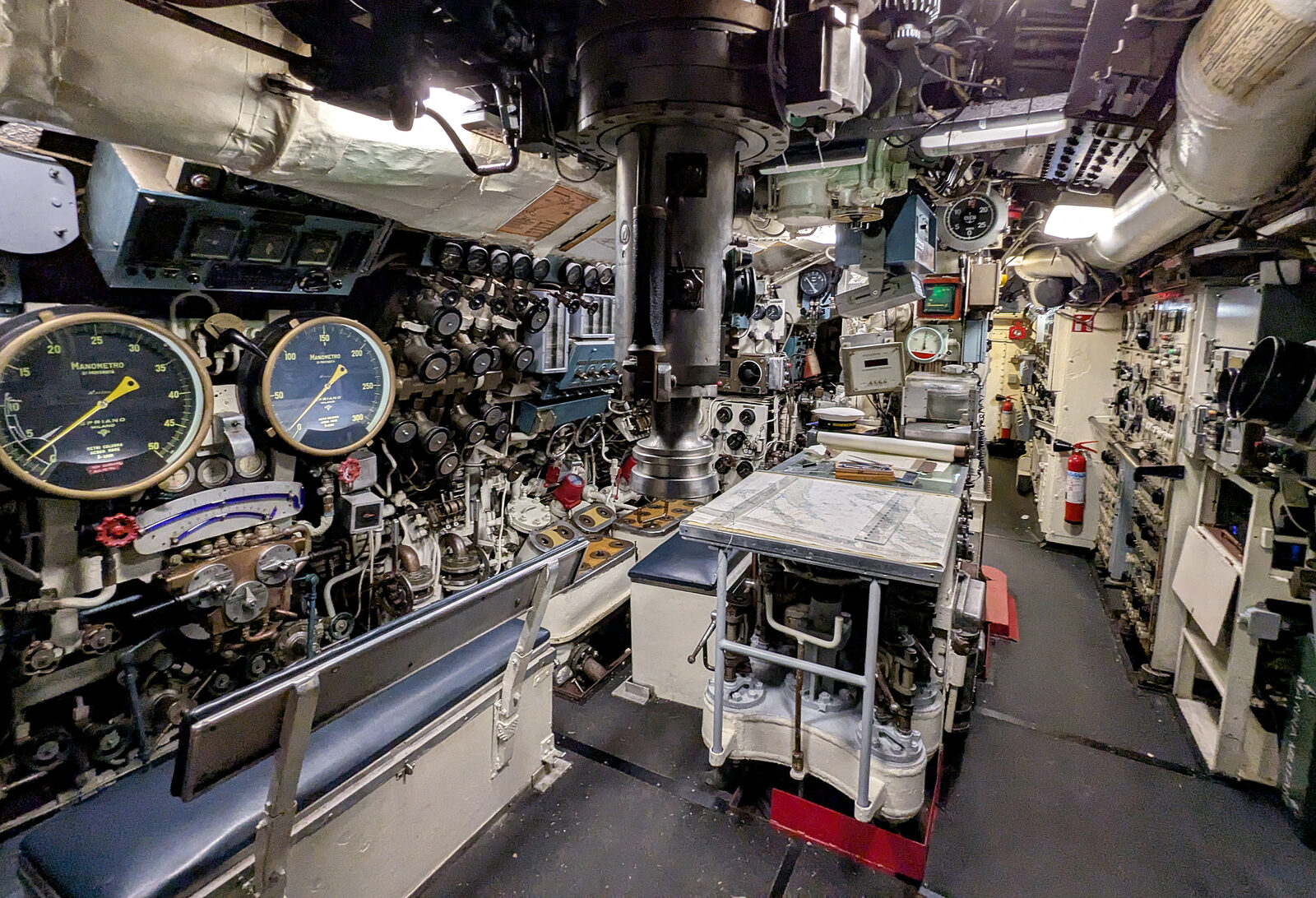 Naval History Museum : 'Control room to all hands — prepare to raise the periscope!'