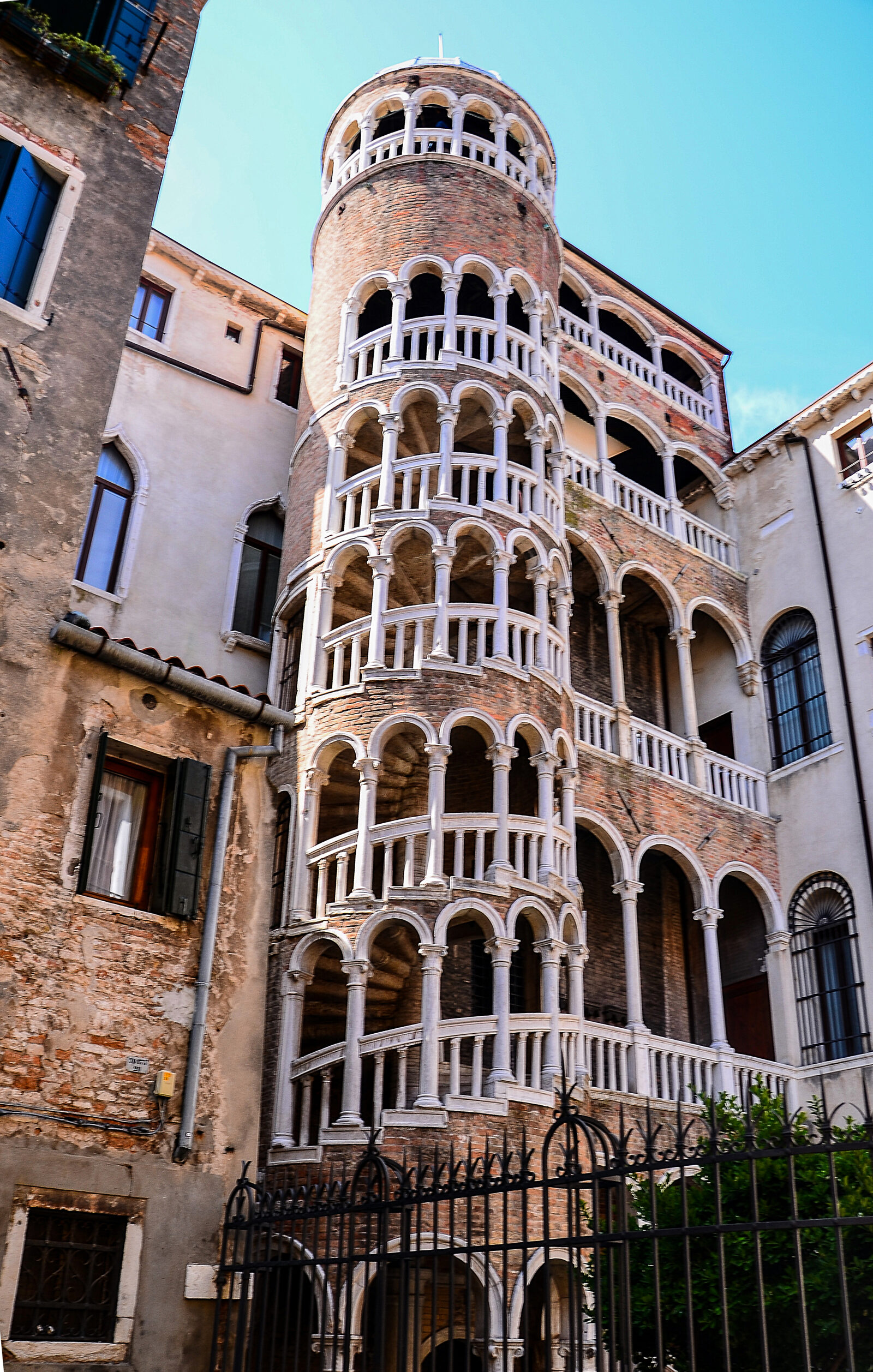 Palazzo Contarini del Bovolo : From afar, the staircase reveals its clever design of gradually reducing the height of its arches as it climbs upward