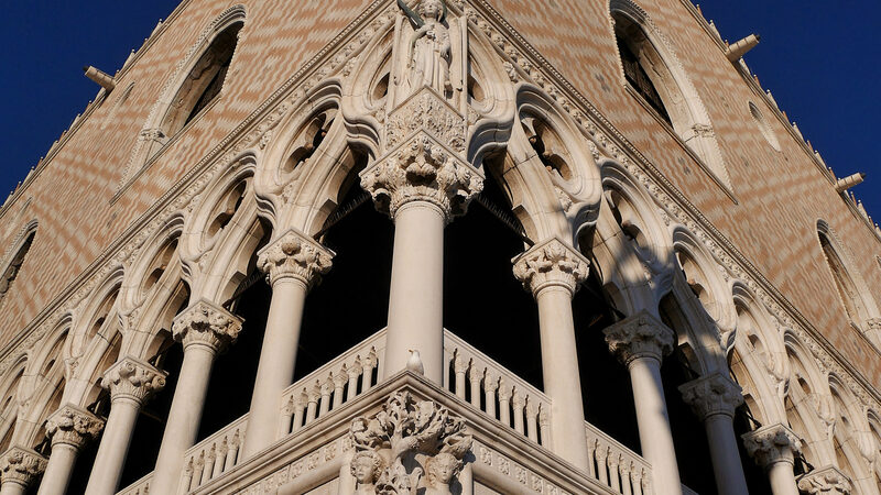 Palazzo Ducale : Some of the corner sculptures: Adam and Eve caught in the moment of the original sin, while above them stands Archangel Michael, symbolising divine justice