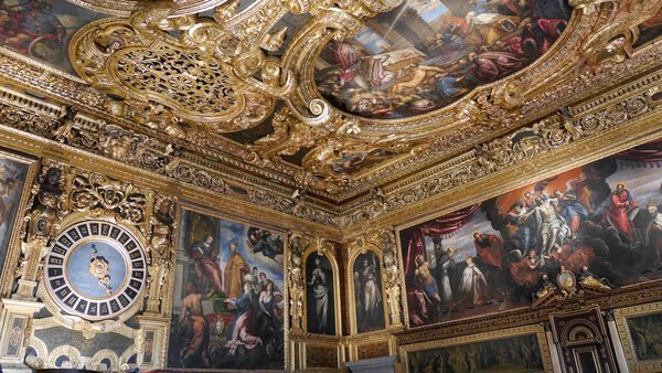 Palazzo Ducale : Another equally impressive chamber, albeit more modest in scale: The Council Hall