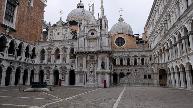 Palazzo Ducale : The palace courtyard with the Basilica di San Marco cupolas visible in the background