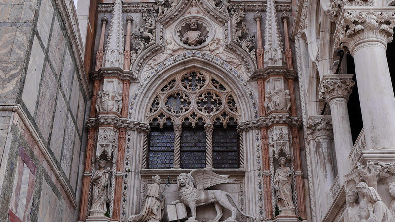 Palazzo Ducale : The magnificient 'Porta della Carta' - the name originates from the existence of a nearby desk where illiterate individuals could seek the aid of a scribe for composing letters, messages, or contracts