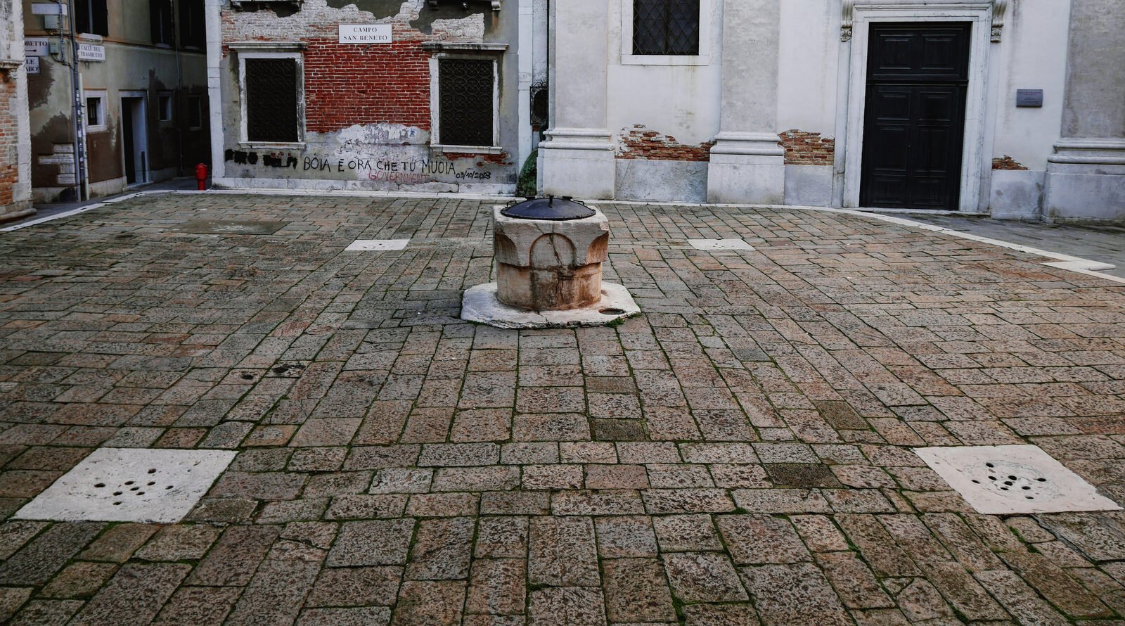 Palazzo Fortuny : Right in front of the entrance you can see a typical Venetian well: a large underground cistern collecting filtered rainwater