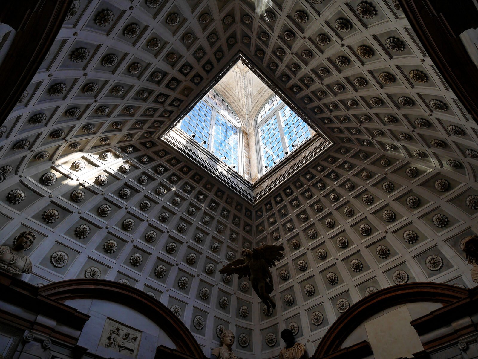 Palazzo Grimani : The tall, vaulted ceiling of the Tribuna is crowned by a central lantern, dispersing soft, ambient light