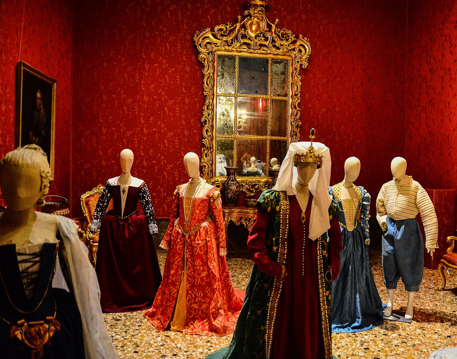 Palazzo Mocenigo : To evoke daily life as it was back then, rooms contain mannequins wearing ancient garments and accessories