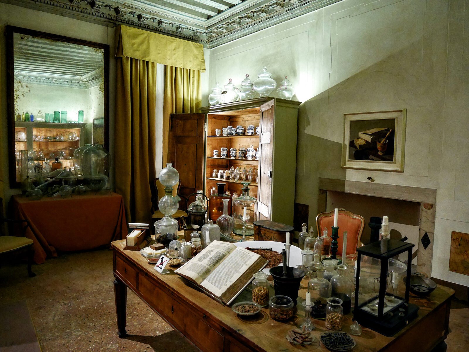 Palazzo Mocenigo : The perfume maker, known as the 'muschiere', operated an almost alchemical laboratory specialized in crafting soap, oils and powders used to scent people, clothing and rooms