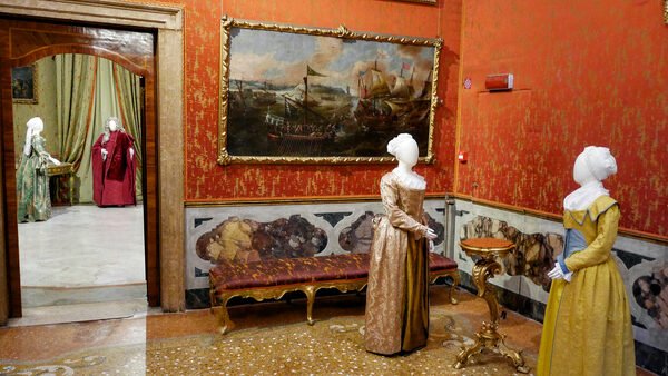 Palazzo Mocenigo : The rooms themselves are extravagantly decorated and numerous paintings depict epic battles fought by the Venetian fleet