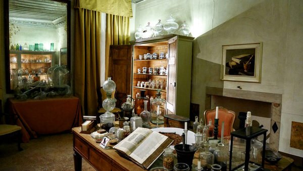 Palazzo Mocenigo : The perfume maker, known as the 'muschiere', operated an almost alchemical laboratory specialized in crafting soap, oils and powders used to scent people, clothing and rooms