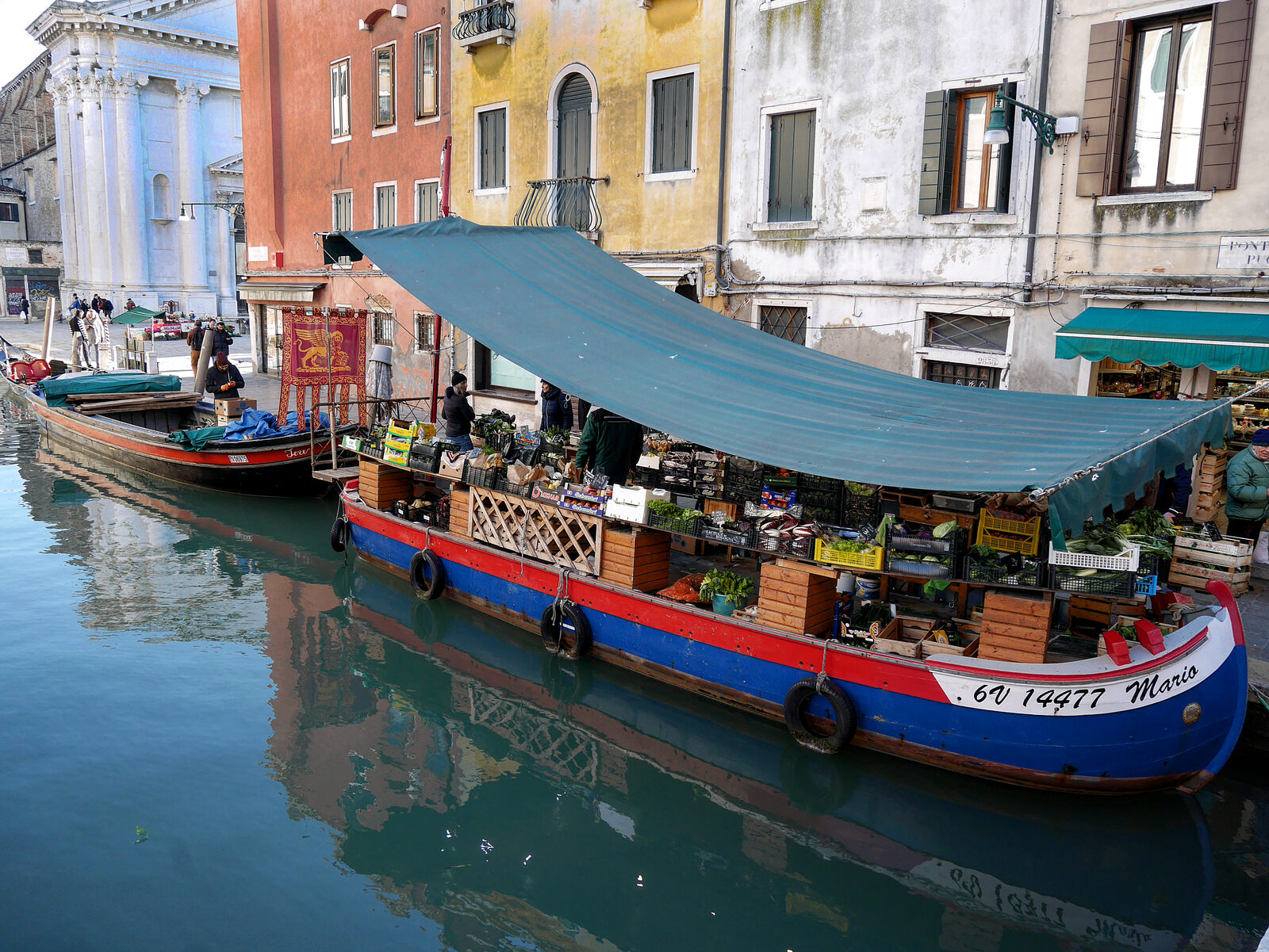 Ponte dei Pugni : Von der Brücke aus sieht man die beliebte Barca San Barnaba, an der frisches Obst und Gemüse verkauft wird