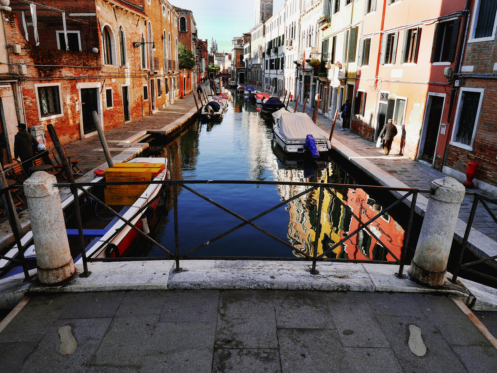 Ponte dei Pugni : Stone footprints marked the start of the fights, but contestants often ended up in the murky canal as the bridge lacked railings