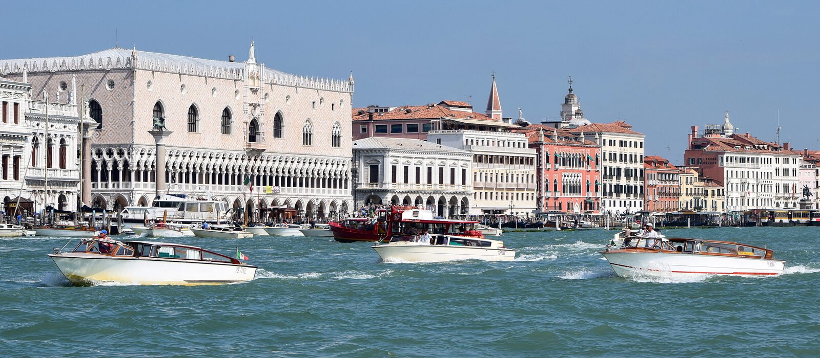 Punta della Dogana : Venice's iconic waterfront at Palazzo Ducale during midday, when maritime traffic reaches its peak