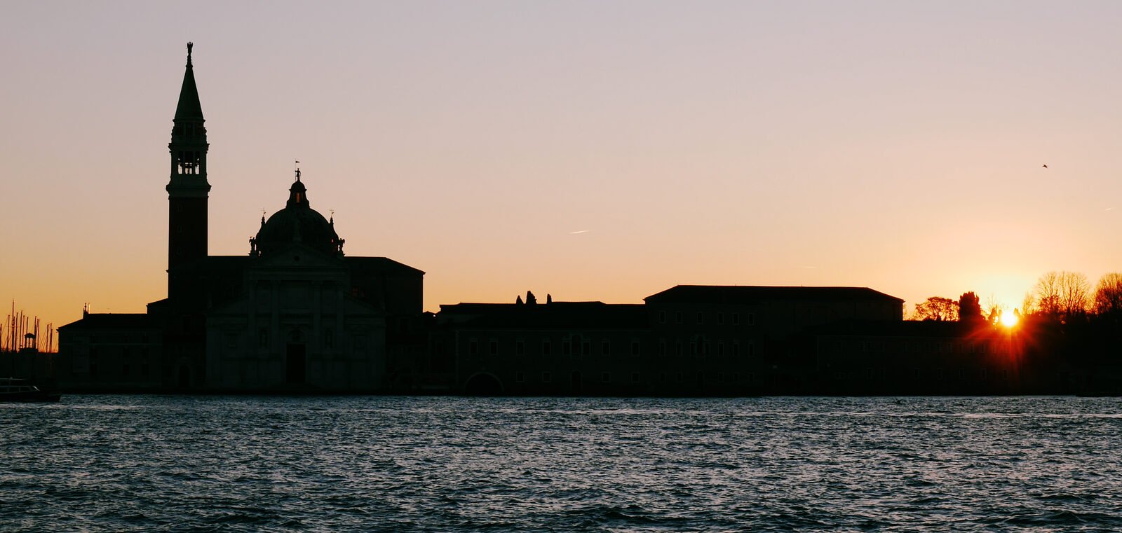 Punta della Dogana : San Giorgio Maggiore when the sun is just about to come out