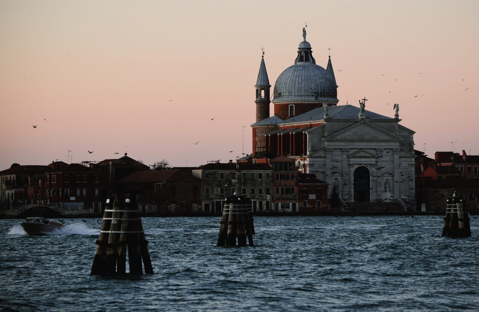 Punta della Dogana : The waterfront provides an excellent vantage point at any time of day (Chiesa del Santissimo Redentore located across the Giudecca Canal, shortly before sunrise)