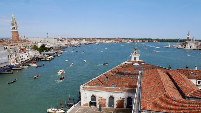 Punta della Dogana : Dal balcone esterno di Santa Maria della Salute, è chiaro perché questo punto fu scelto per controllare il traffico marittimo.