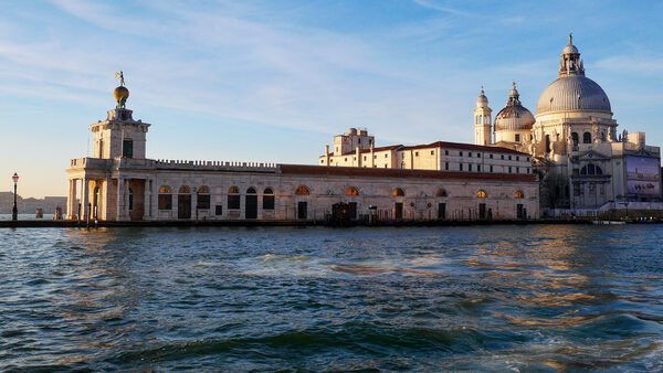 Punta della Dogana : The location, at the entrance of Canal Grande, next to Santa Maria della Salute, at the eastern extremity of the Dorsoduro district