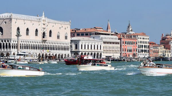 Punta della Dogana : Venice's iconic waterfront at Palazzo Ducale during midday, when maritime traffic reaches its peak