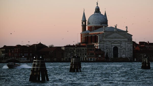 Punta della Dogana : The waterfront provides an excellent vantage point at any time of day (Chiesa del Santissimo Redentore located across the Giudecca Canal, shortly before sunrise)