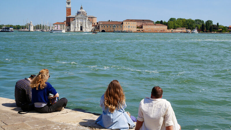 Punta della Dogana : Eppure rimane un luogo sorprendentemente rilassante da cui ammirare la vista panoramica a 270° sul Bacino di San Marco. Ecco di nuovo: San Giorgio Maggiore, stavolta illuminata dal sole di mezzogiorno.