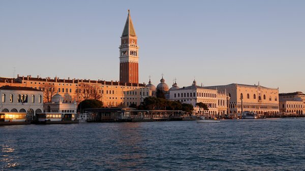 Punta della Dogana : Venice's iconic skyline around Piazza San Marco at sunrise