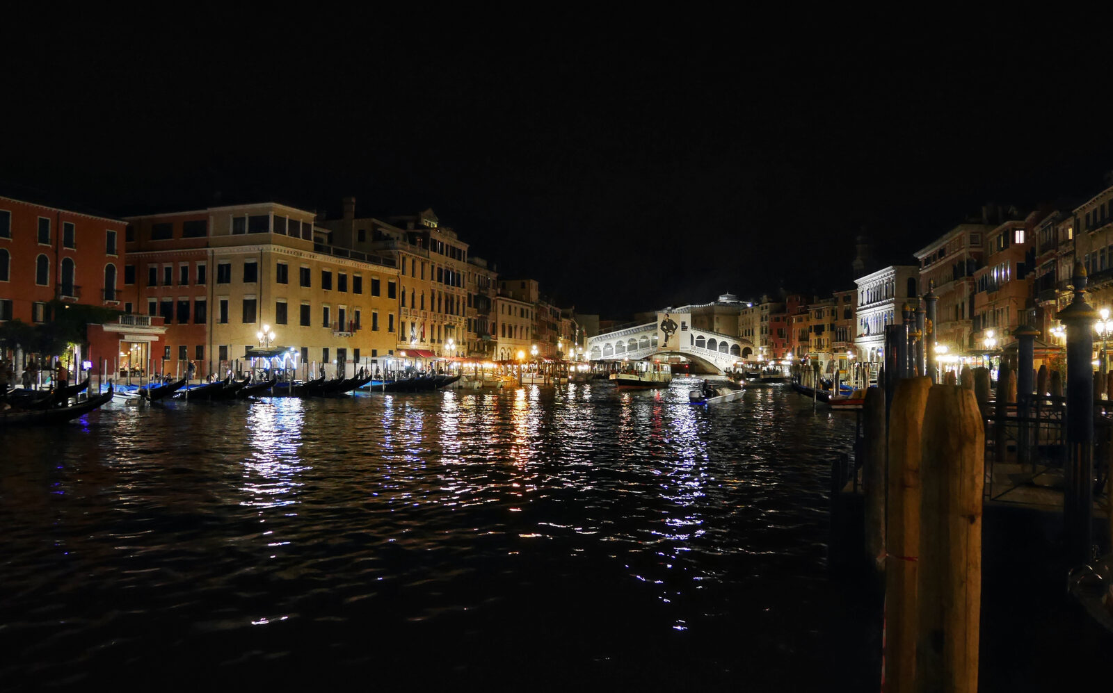 Ponte di Rialto : Di nuovo di notte, questa volta dal lato opposto, dal Canal Grande