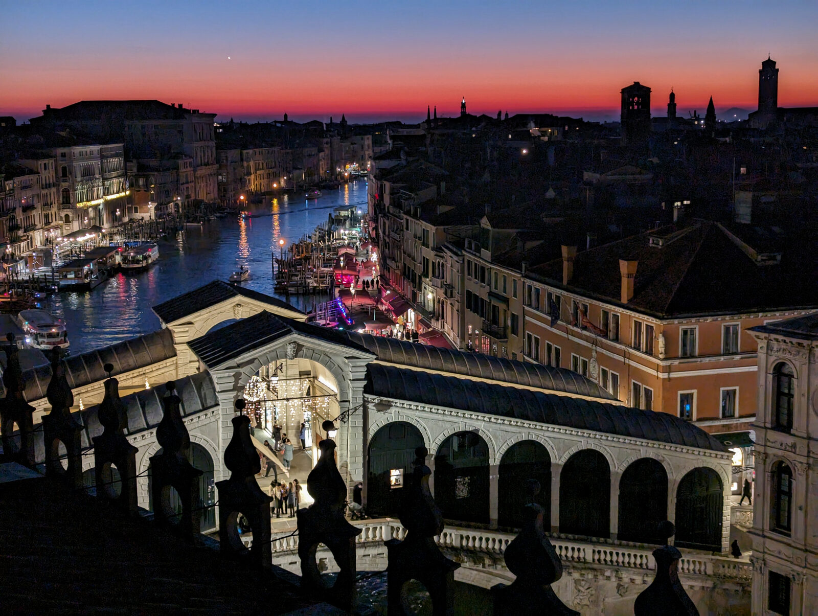 Ponte di Rialto : Il ponte di notte rivela tutta la sua magia - qui visto dalla terrazza panoramica di Fondaco dei Tedeschi
