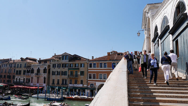 Ponte de Rialto : Travessia de San Marco para San Polo pela escadaria sul (uma das três da ponte)