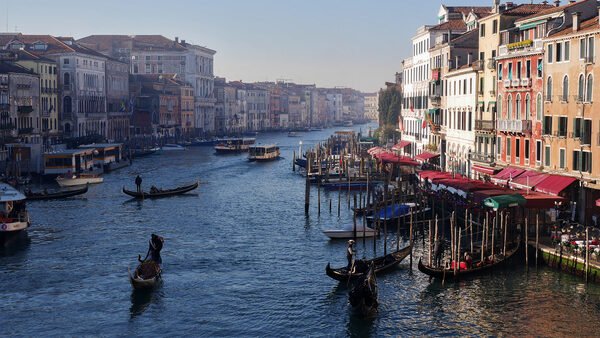 Rialto Bridge : From the bridge, catch a glimpse of the bustling activity on the Canal Grande, right after sunrise