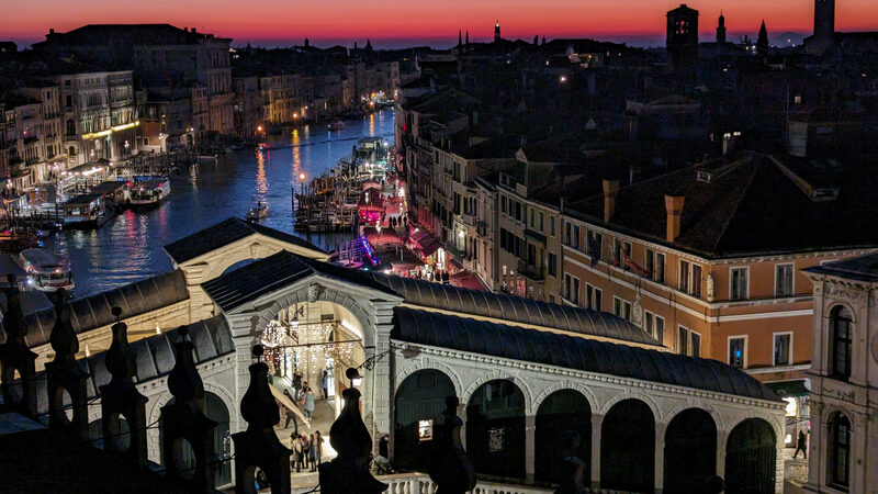 Ponte di Rialto : Il ponte di notte rivela tutta la sua magia - qui visto dalla terrazza panoramica di Fondaco dei Tedeschi