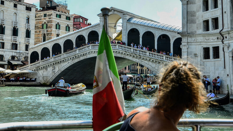 Ponte di Rialto : Sul lato settentrionale del ponte, Canal Grande compie una brusca curva a 90 gradi