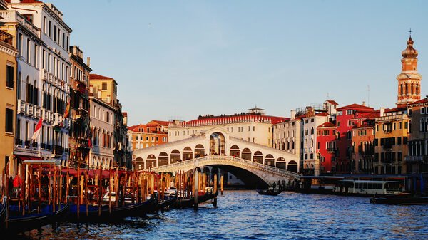 Rialto Bridge : Southward view close to sunset