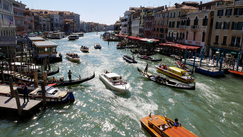Ponte de Rialto : Num dia de verão, o típico tráfego de barcos sob a ponte
