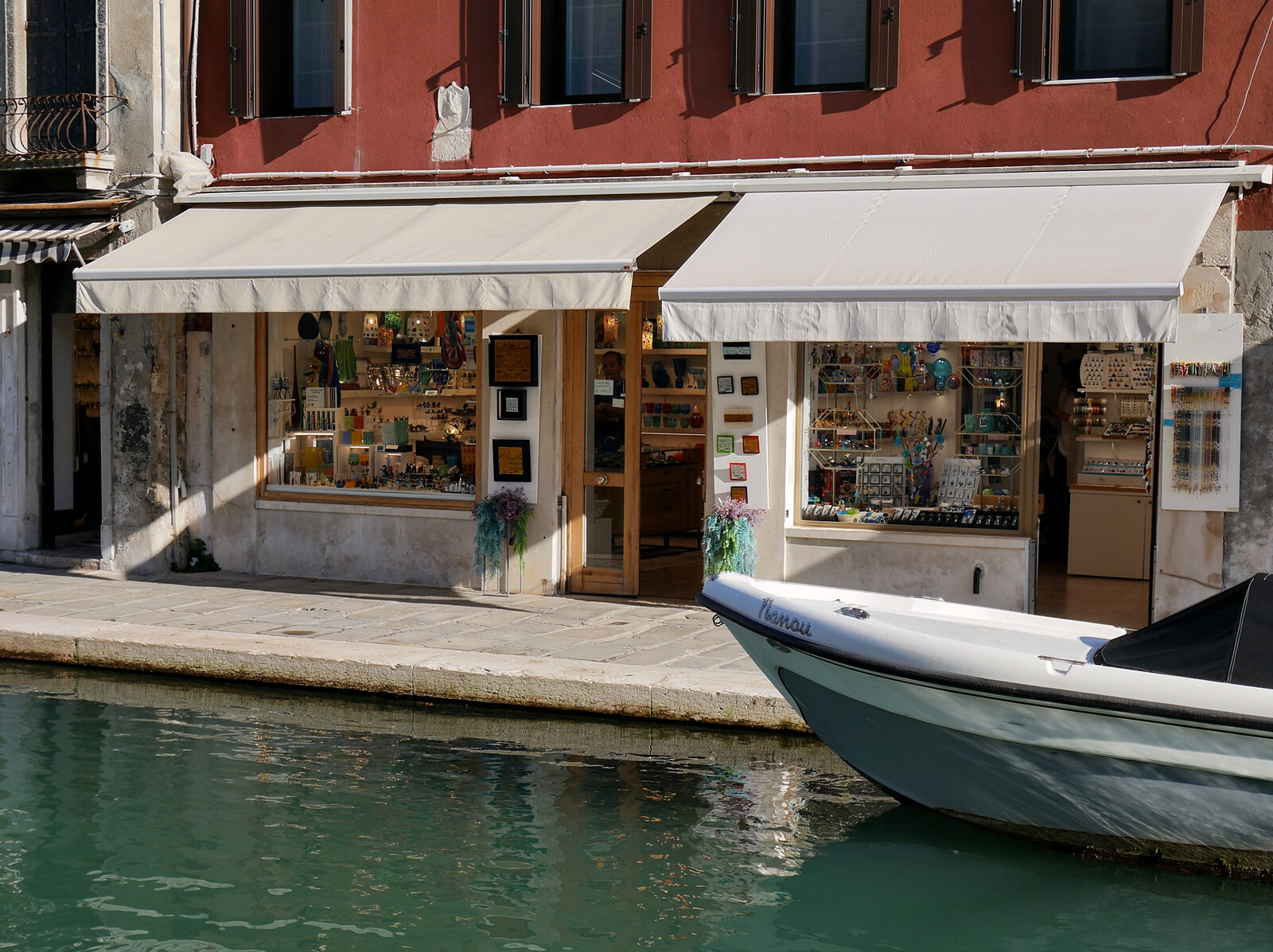 Rio dei Vetrai : Le botteghe di vetro artigianale si affacciano sul canale, con le porte aperte per accogliere i clienti.