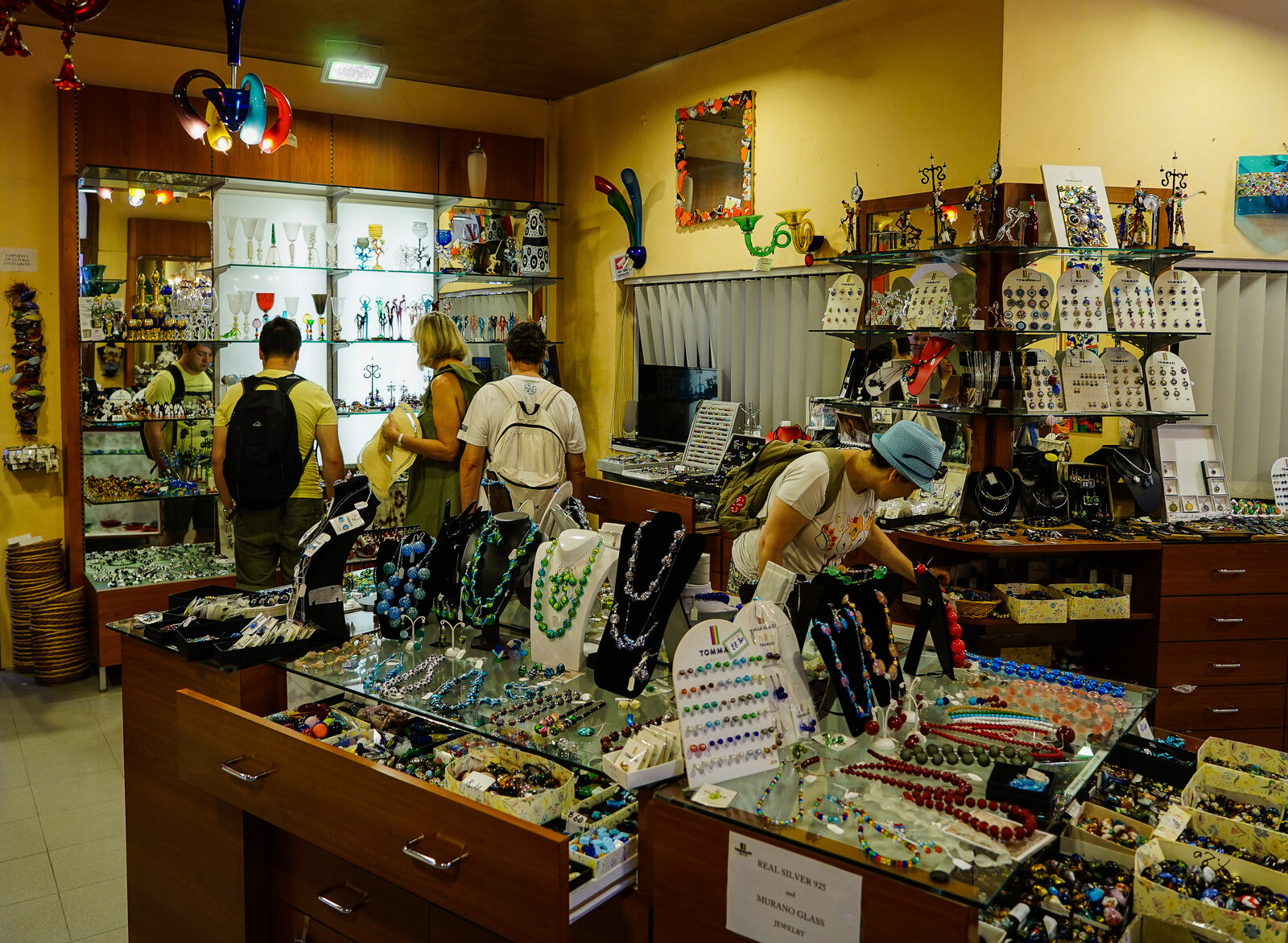 Rio dei Vetrai : Fino ai negozi di souvenir più economici, con creazioni in vetro che probabilmente non sono realizzate a Murano, ma che restano comunque un ricordo apprezzato.