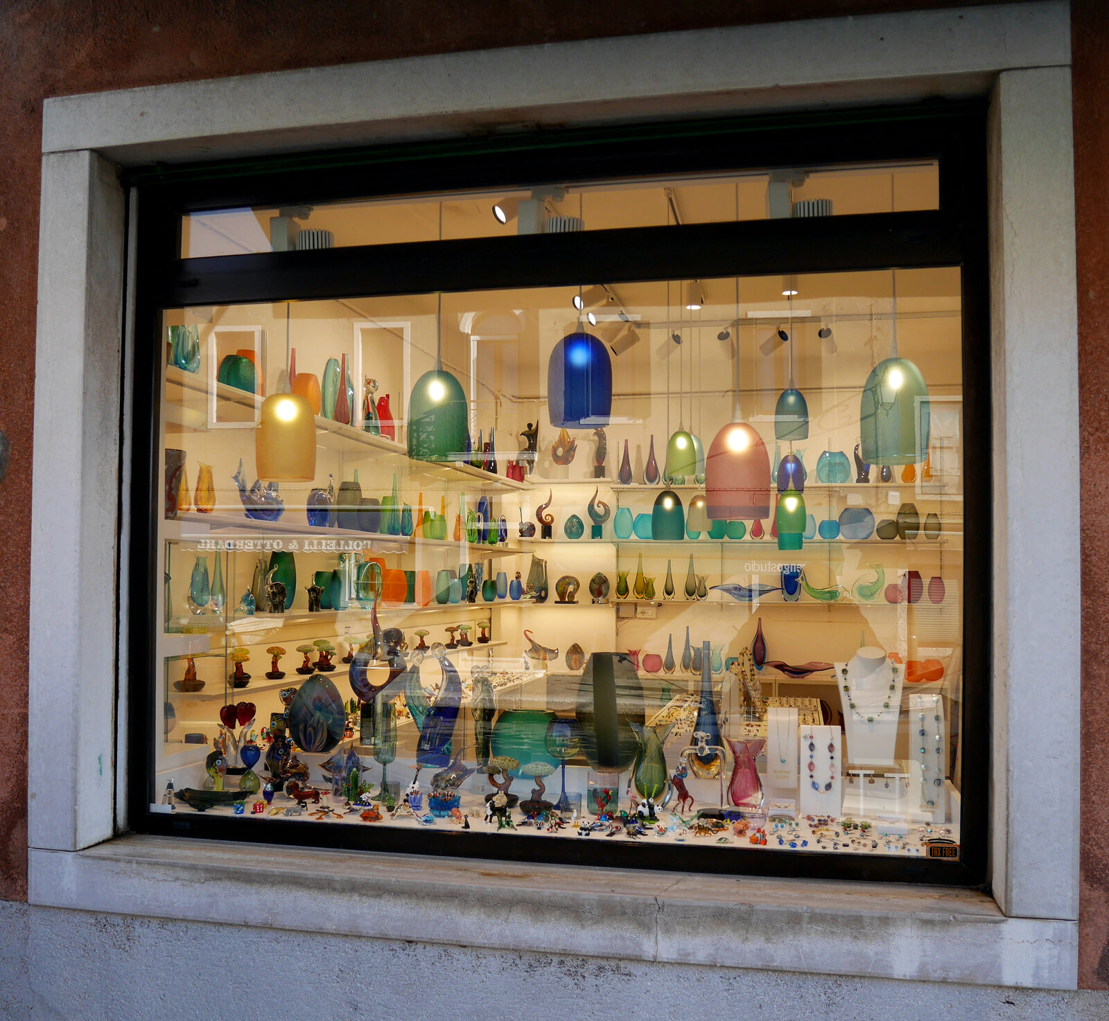 Rio dei Vetrai : Anche la fascia di prezzi è ampia, dalle boutique di lusso che offrono creazioni artigianali,
