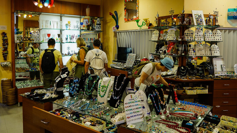 Rio dei Vetrai : Fino ai negozi di souvenir più economici, con creazioni in vetro che probabilmente non sono realizzate a Murano, ma che restano comunque un ricordo apprezzato.