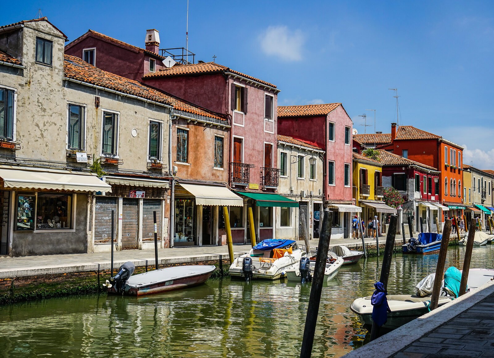 Rio dei Vetrai : The majority of colorful houses feature artisan shops or small workshops on their ground floors