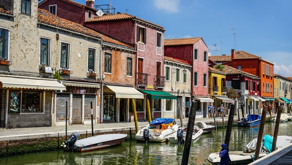 Rio dei Vetrai : The majority of colorful houses feature artisan shops or small workshops on their ground floors