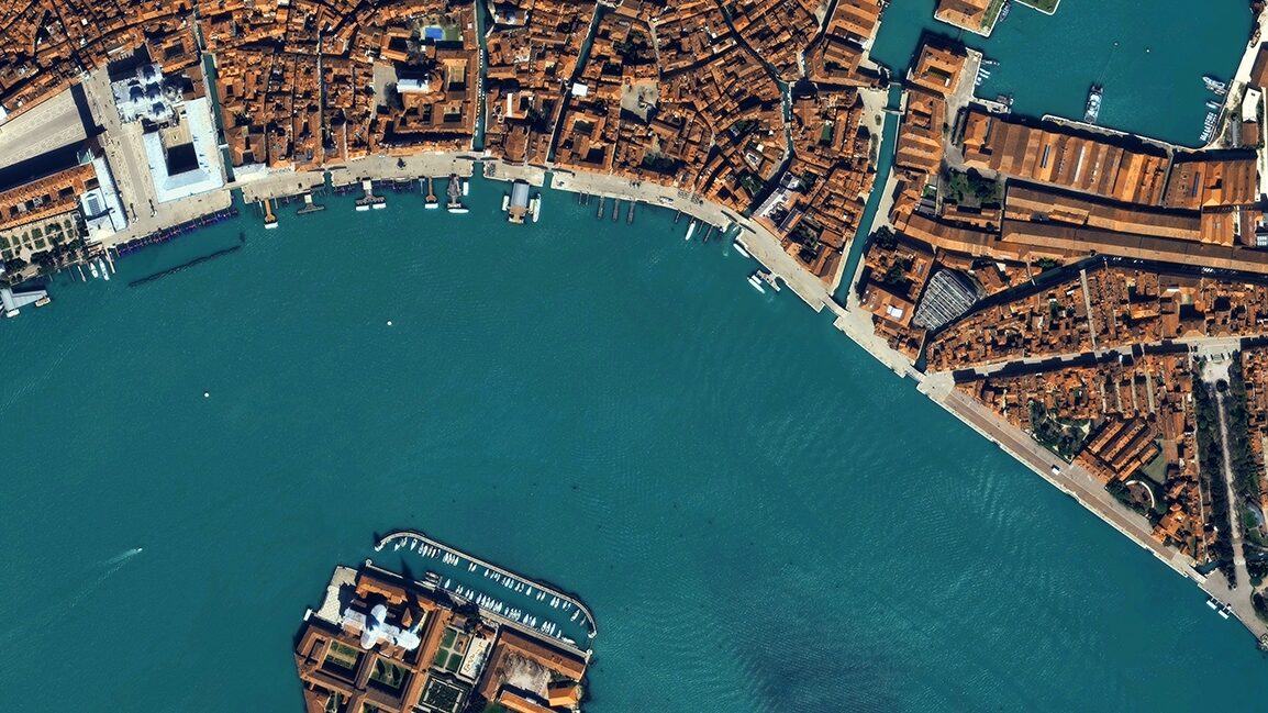 Riva degli Schiavoni : Seen from space, the entire waterfront stretches along the San Marco basin, from Piazza San Marco on the left to the lush Giardini Napoleonici on the right