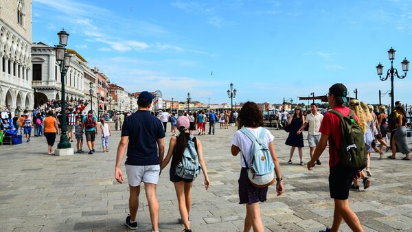 Riva degli Schiavoni : The monumental waterfront is constantly bustling with crowds and souvenir stalls