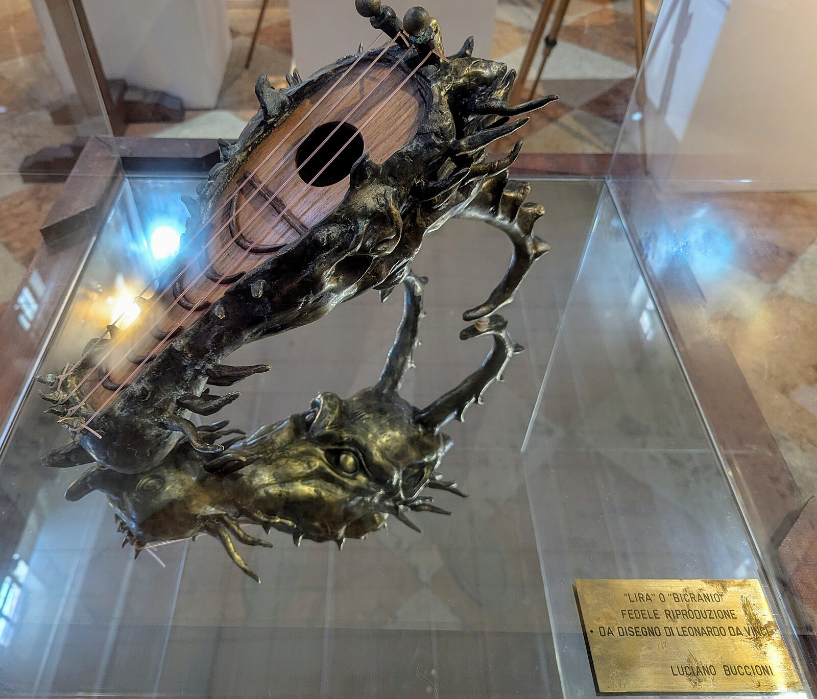 San Barnaba : How awesome would it be for a rock band to make their grand entrance with dragon-headed guitars like this lira?