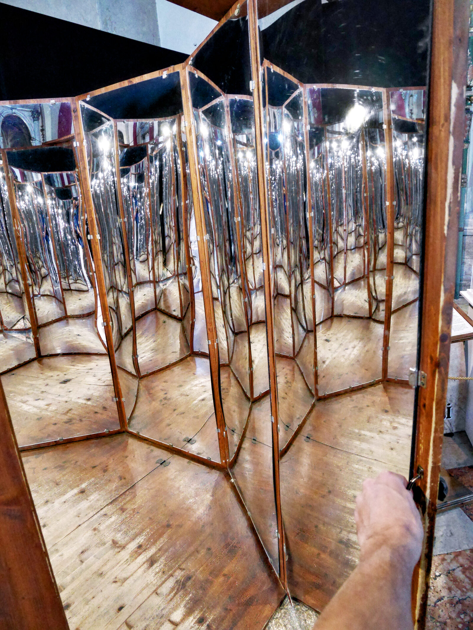 San Barnaba : Step into the room of mirrors and see yourself multiplied a dozen ways