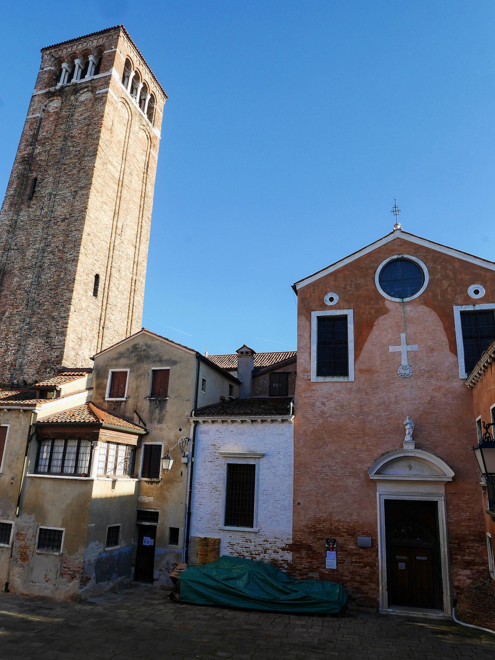 San Giacomo dall'Orio : The entrance, next to Ponte di Ruga Vecchia