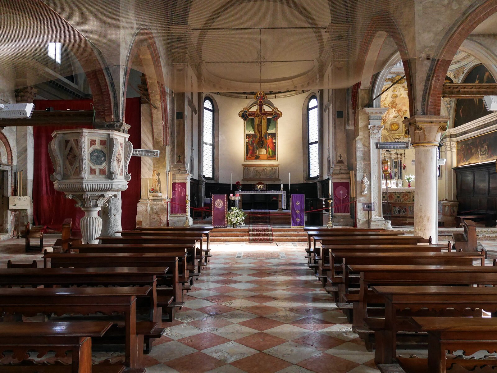 San Giacomo dall'Orio : The main nave with the 3 altars