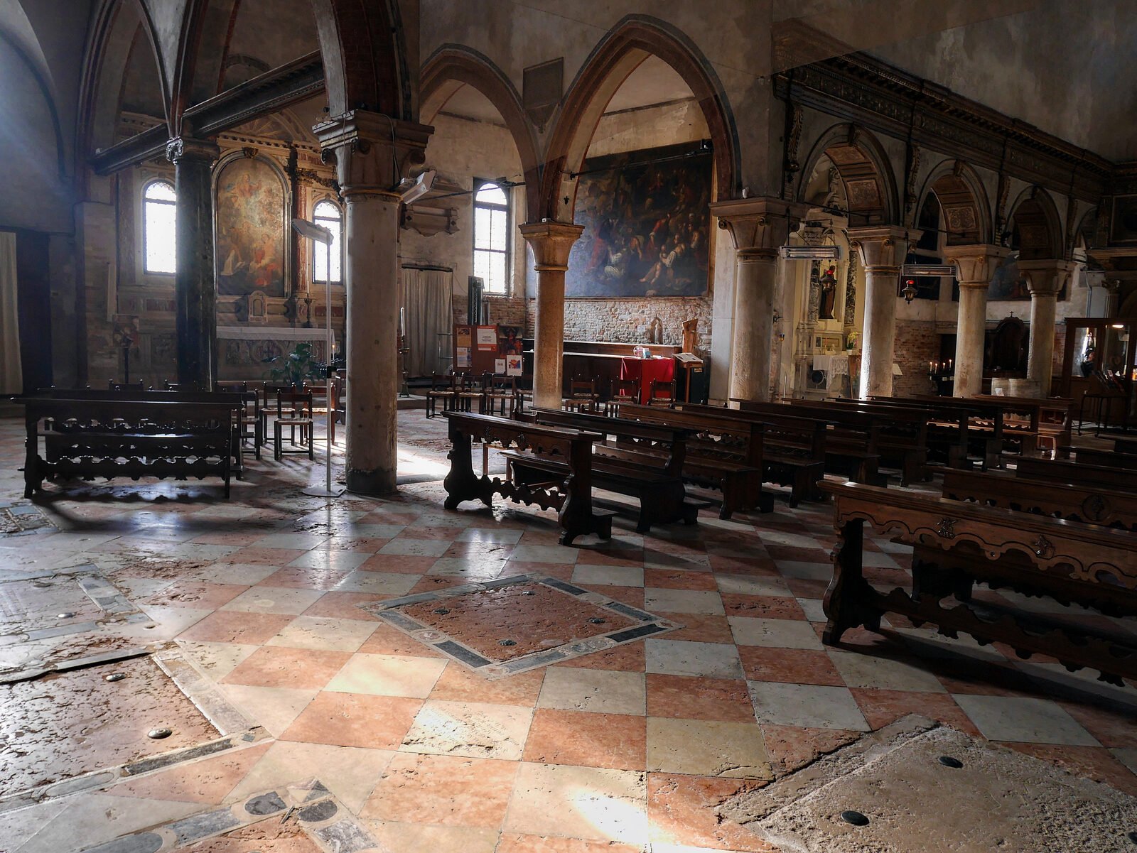 San Giacomo dall'Orio : The right side of the nave