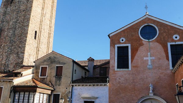 San Giacomo dall'Orio : The entrance, next to Ponte di Ruga Vecchia