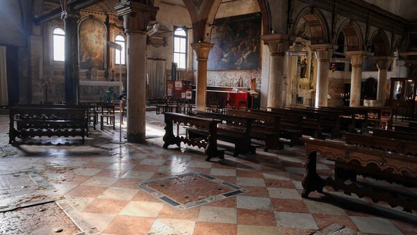 San Giacomo dall'Orio : The right side of the nave