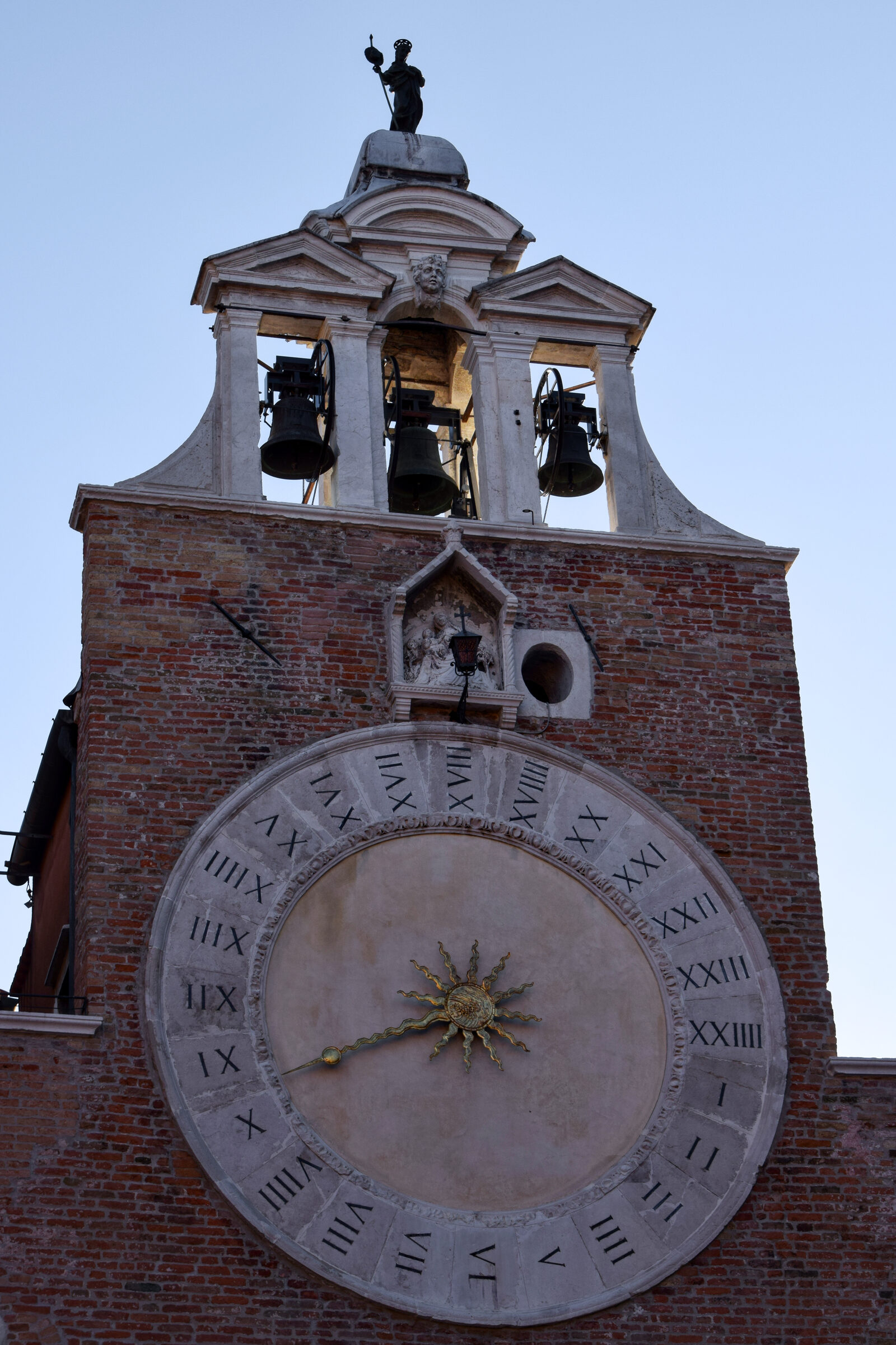 San Giacomo di Rialto : The unusual clock features a single hand and a rotated quadrant, displaying midnight on the right and noon on the left